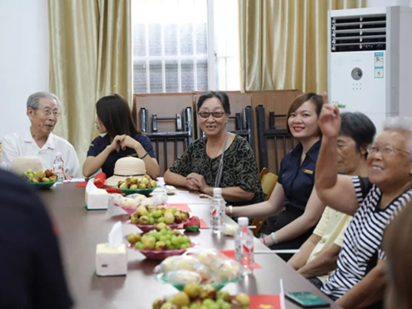 中庭裝飾集團(tuán)丨“情暖中秋，將愛傳承”——走進(jìn)金浦社區(qū)慰問高齡老人